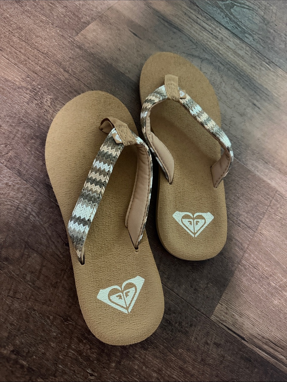 Roxy Tan Flip Flops with Neutral Zigzag Straps